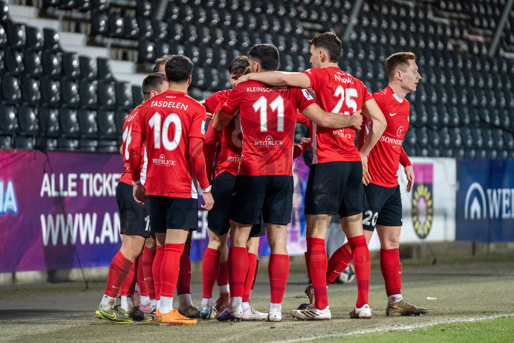 SG Sonnenhof Grossaspach vs. SSV Ulm 1846 Fussball, Fussball, WFV-Pokal, Viertelfinale, 01.04.2026 | Kollektiver Torjubel nach dem Treffer zum 2:1 durch Elias Rahn (SG Sonnenhof Grossaspach, #08),SG Sonnenhof Grossaspach vs. SSV Ulm 1846 Fussball, Fussball, WFV-Pokal, Viertelfinale, 01.04.2026