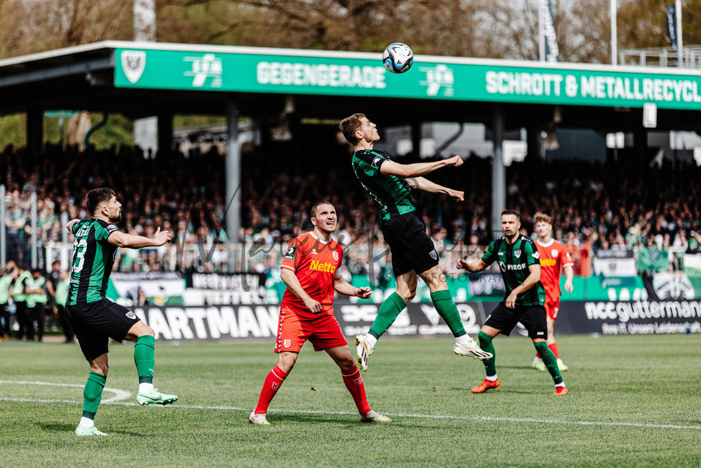 3. Liga, Saison 2023/24, 32. Spieltag: SC Preußen Münster - Jahn Regensburg | Münster, 06.04.2024: 3. Liga, 32. Spieltag, SC Preußen Münster gegen Jahn Regensburg im LVM-Preußenstadion in Münster. Foto: sportfotografie.ms | Markus Paletta - Realisiert mit Pictrs.com