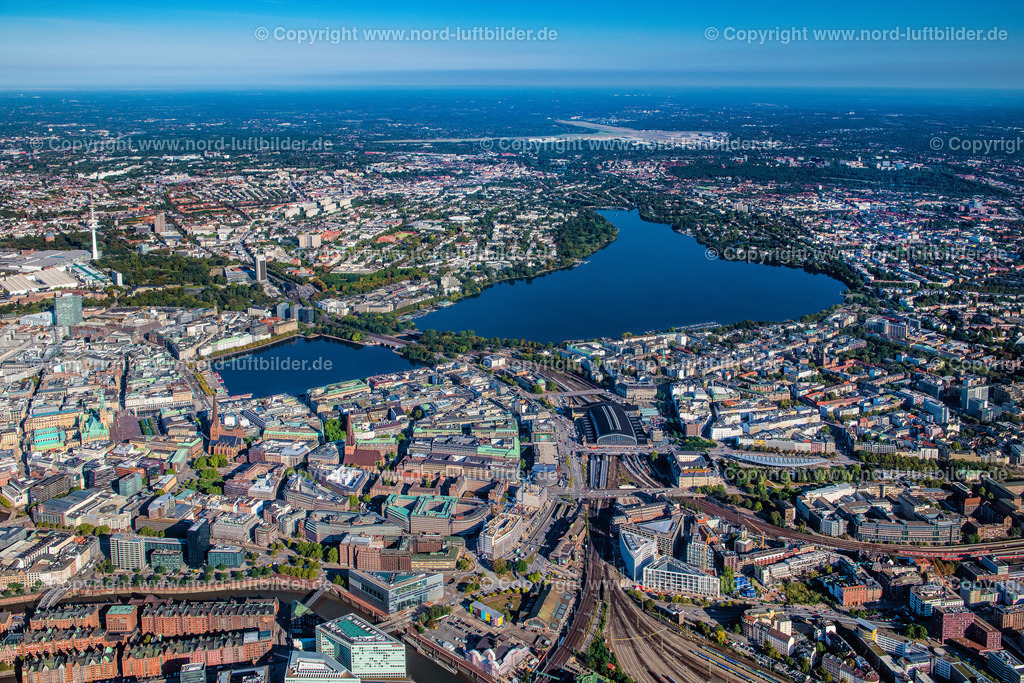 Hamburg_St_Georg_Alster_ELS_3893220922 | HAMBURG 22.09.2022 Stadtansicht vom Innenstadtbereich Ballindamm an der Alster an der Straße An der Alster in Hamburg. // City view from the inner city Ballindamm an der Alster on street An der Alster in Hamburg. Foto: Martin Elsen