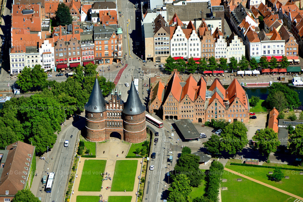 3622102 | Das Holstentor ist ein Stadttor, das die Altstadt der Hansestadt Lübeck nach Westen begrenzt. Es ist das Wahrzeichen der Stadt und wurde 1478 fertiggestellt. Das spätgotische Gebäude gehört zu den Überresten der Lübecker Stadtbefestigung. Das Holstentor ist neben dem Burgtor das einzige erhaltene Stadttor Lübecks