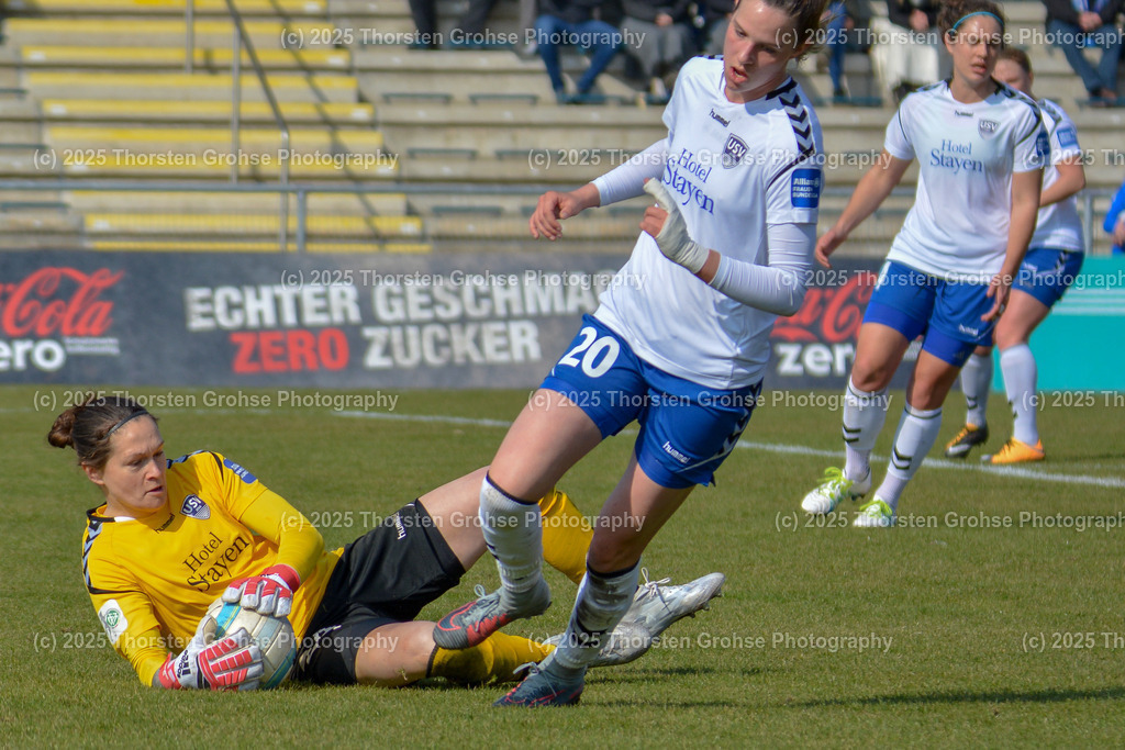 Fussball-BL Frauen 1. FFC Frankfurt vs. FF USV Jena | Erin McLeod #24 (FF USV Jena), Lara Schmidt #20 (FF USV Jena); Fussball-BL Frauen 1. FFC Frankfurt vs. FF USV Jena, Fussball-Bundesliga Frauen am 25.03.2018 im Stadion am Brentanobad in Frankfurt/Main, (Deutschland) - Realisiert mit Pictrs.com