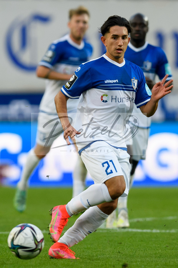 FCMFCK20210904_195 | Fussball, Herren: Jason Ceka (1. FC Magdeburg) in Aktion, am Ball, Einzelaktion beim Spiel der 3. Liga zwischen 1. FC Magdeburg und 1. FC Kaiserslautern in der MDCC-Arena am 04.09.2021 in Magdeburg, Deutschland.DFB / DFL REGULATIONS PROHIBIT ANY USE OF PHOTOGRAPHS AS IMAGE SEQUENCES AND/OR QUASI-VIDEO. - Realisiert mit Pictrs.com