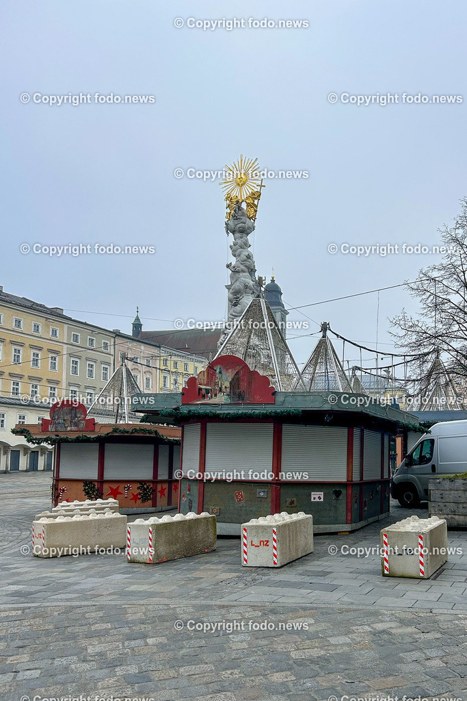 Linz_ Weihnachtsmarkt_ Terrorschutz_ 19.11.2025-2 | 19.11.2025, LINZ, AUT, Weihnachtsmarkt, im Bild Themenbild, Betonbarrieren, Betonblock, Terrorschutz, Hauptplatz, Stadt, L_nz, Sicherheit, Fußgaengerzone, Weihnachtsmarkt, Huetten, Winter, Absperrung, Verkehrsschutz, oeffentlicher Platz, Menschen, urban, Feature, Symbolbild