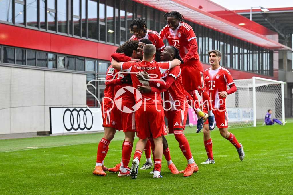 FC Bayern München - Hannover 96 | MUNICH, GERMANY - 15. FEBRUARY: Jubel der Bayern nach dem Treffer zum 1-0 durch David DAIBER (FC Bayern München 6) / Tor / Torschuetze / Freude / Happy während dem Spiel zwischen der U19 des FC Bayern München und der U19 von Hannover 96 am 2. Spieltag der Hauptrunde der U19-DFB-Nachwuchsliga am FC Bayern Campus