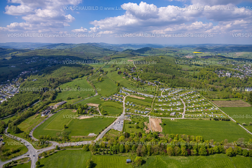 Brilon240503625 | Luftbild, Sauerland Ferien Resort, Campingpark und Ferienpark Brilon, Ferienhäuser, Blick ins Sauerland Waldgebiet mit Fernsicht und blauem Himmel, Brilon, Sauerland, Nordrhein-Westfalen, Deutschland