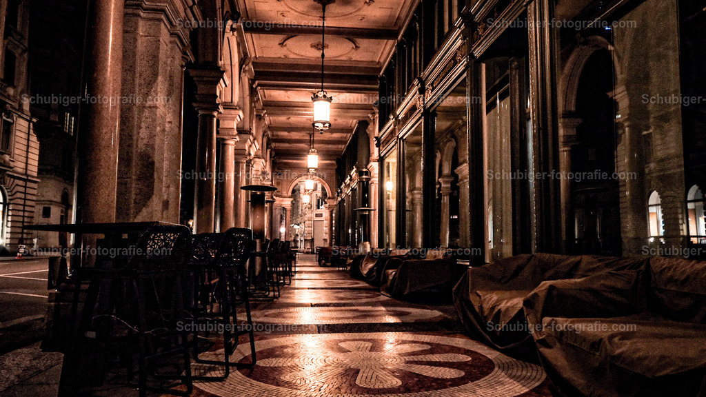 Passage | Passage in der Nacht mit Stühlen und Tische - Realisiert mit Pictrs.com