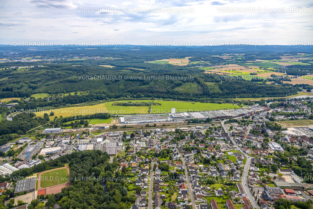 Wickede240711515 | Luftbild, Ortsansicht mit Wohngebiet und Wickeder Westfalenstahl Werk, Gerken-Sporthalle und Sportplatz, Waldgebiet mit Naturschutzgebiet Ruhraue am Fluss Ruhr, rechts das Bürgerhaus, Fernsicht, Wickede, Soester Börde, Nordrhein-Westfalen, Deutschland