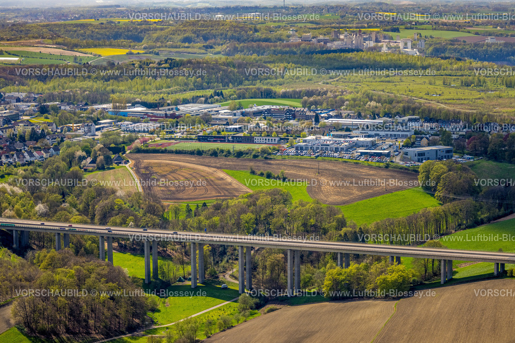 Velbert230407302Neviges | Luftbild, Wiesenfläche an der Brücke Grundbach der Autobahn A535 Anschlussstelle Tönisheide, Gewerbegebiet Nevigeser Straße, Grossehöhe, Velbert, Ruhrgebiet, Nordrhein-Westfalen, Deutschland