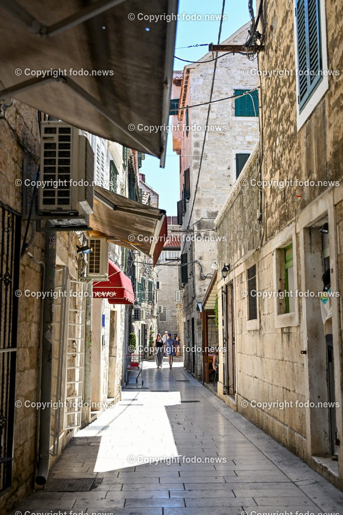 Kroatien_ Split_ 21.07.2025-98 | 21.07.2025, Kroatien, HRV, Split, im Bild Themenbild, Stadtansichten, Gasse, Strasse, Touristen, Tourismus, Feature, SymbolbildSplit zweitgroesste Stadt Kroatiens. Die Stadt ist Verwaltungssitz der Gespanschaft Split-Dalmatien 