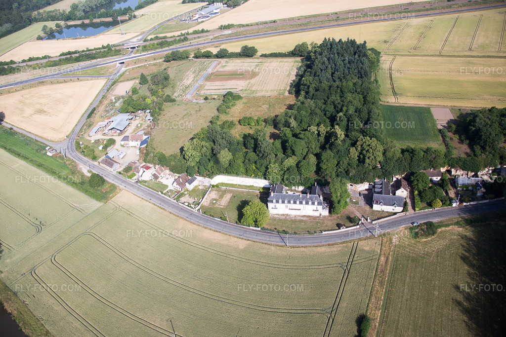 Aerial view: View of the town in Naveil in the state Loir et Cher, France. – Photo: IMG_081093.jpg taken on 06/19/2015 by Werner Riehm/FLY-FOTO.com – Resolution of the original: 5472 x 3648 px