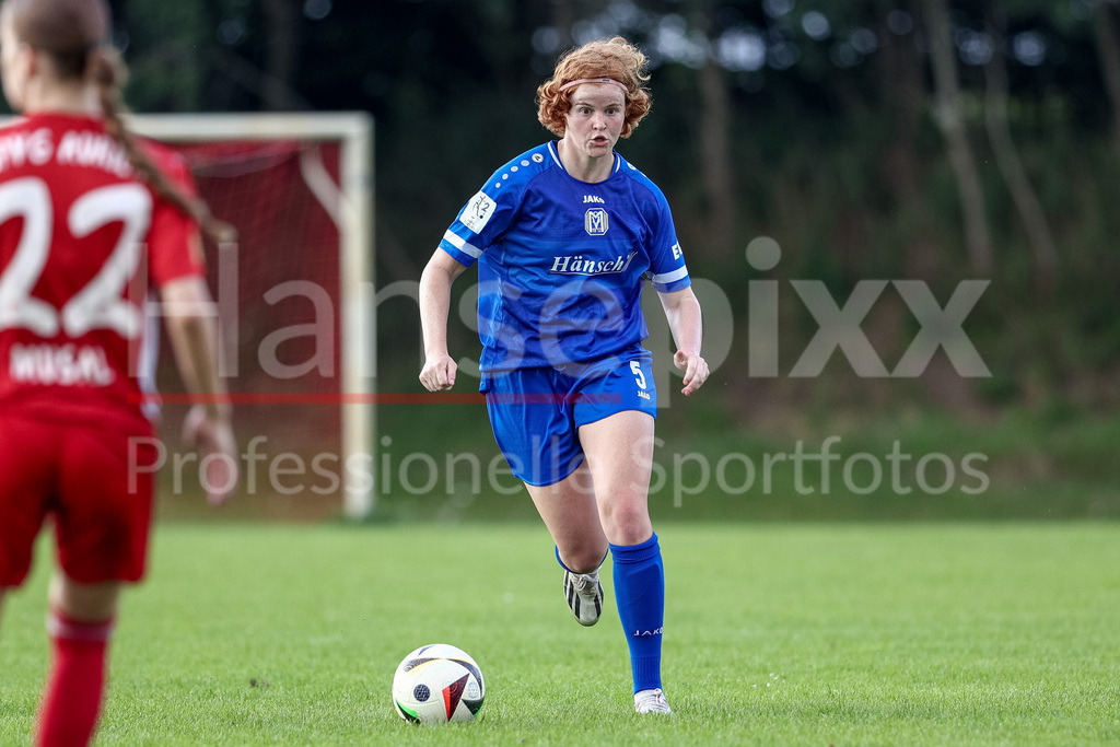 Fussball, Testspiel Frauen, SV Meppen - SpVg Aurich | Lena Göppel (SV Meppen, 5) am Ball, Einzelbild, Ganzkörper, Aktion, Action, Spielszene