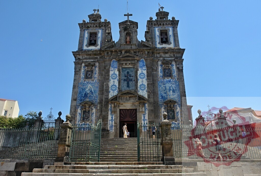 Igreja de Santo Ildefonso, Porto, Portugal, baroque azulejo church. Porto - Portugal | Historic church facade covered in blue and white azulejo tiles on a sunny day - Realisiert mit Pictrs.com