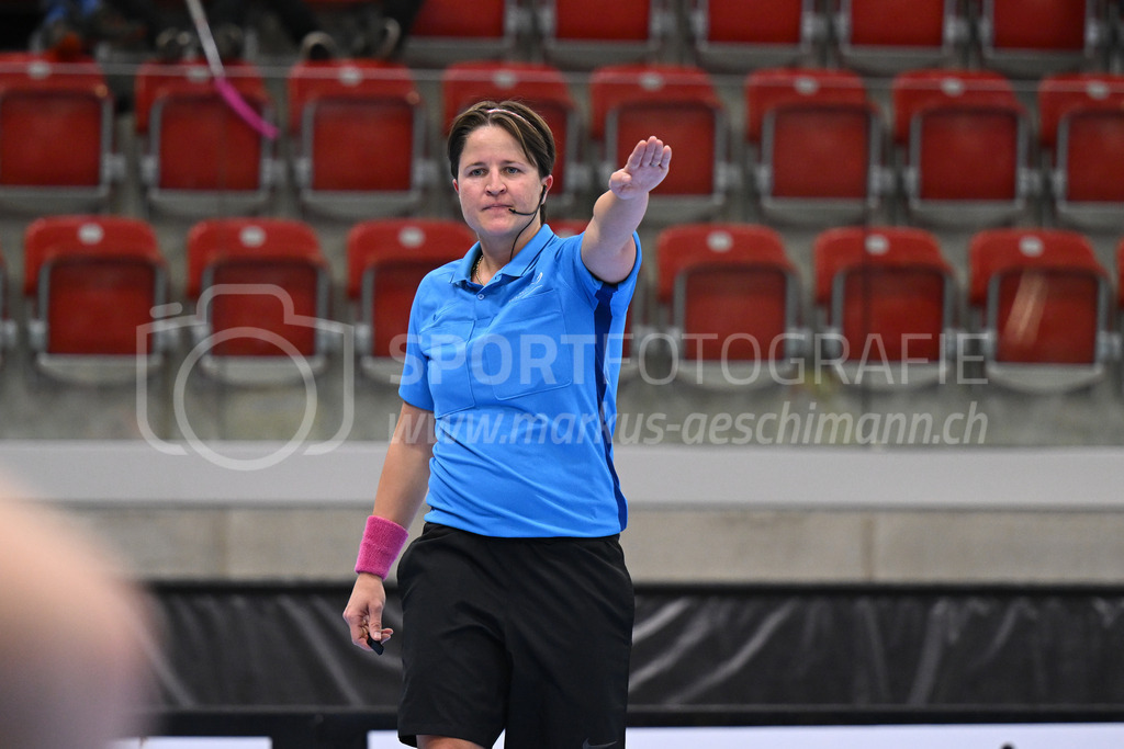 HC Rychenberg vs Floorball Köniz - 18. Dezember 2022 | HC Rychenberg vs Floorball Köniz
AXA Arena, Winterthur
Schiedsrichterin Corina Wehinger.
Bild: Sportfotografie Markus Aeschimann | www.markus-aeschimann.ch - Realisiert mit Pictrs.com