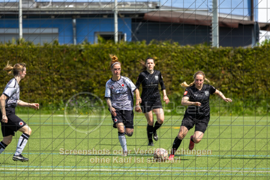 20250427_121003_0429 | #,1.Göppinger SV (weiß) vs. TSV Ruppertshofen (schwarz), Fußball, Frauen-Regionenliga 3 - Bezirk WfV, 21. Spieltag, Saison 2024/2025, Kunstrasenplatz Nord, Hohenstaufenstr. 116, 73033 Göppingen, 27.04.2025 - 11:00 Uhr,Foto: PhotoPeet-Sportfotografie/Peter Harich