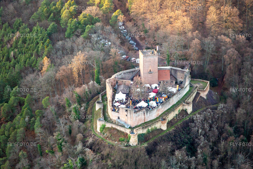 Weihnachtsmarkt auf der Burgruine Landeck | Luftbild: Weihnachtsmarkt auf der Burgruine Landeck in Klingenmünster im Bundesland Rheinland-Pfalz in Deutschland. Foto: IMG_139394.jpg vom 16.12.2023 durch ©2025 Werner Riehm fly-foto.de/copyright - Realisiert mit Pictrs.com