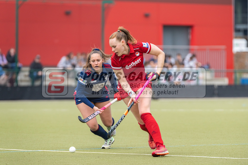 HK_20230416_106984 | 1. Bundesliga Damen Düsseldorfer HC - Rot-Weiss Köln am 16.4.2023 DHC Düsseldorf, Düsseldorf , Pia Lhotak ( Düsseldorfer HC #5 ) , Antonia Lonnes ( Rot-Weiss Köln #22 )