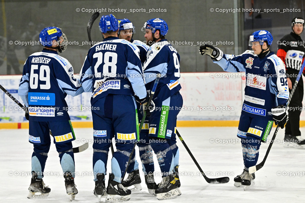 ESV FERLACH vs. ESC SOCCERZONE STEINDORF | Jubel ESC Steindorf Mannschaft, #69 Kreuzer Philipp ESC Steindorf, #28 Bacher Stefan ESC Steindorf, #95 Gelfanov Ruslan ESC Steindorf, #92 Ratz Patrick ESC Steindorf, #79 Petrik Benjamin ESC Steindorf, ESV FERLACH vs. ESC SOCCERZONE STEINDORF, ESV FERLACH vs. ESC SOCCERZONE STEINDORF am 22.11.2024 in Ferlach (Eishalle Ferlach ), Austria, (Photo by Bernd Stefan)
