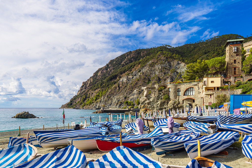 Boote am Strand von Monterosso al Mare an der Mittelmeerküste in Italien | Boote am Strand von Monterosso al Mare an der Mittelmeerküste in Italien.