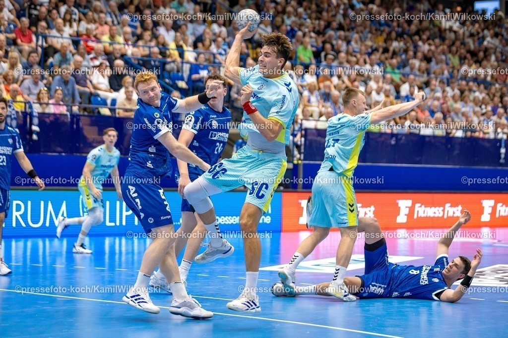 xKWIx07092501025 | 07.09.2025, xkwix, Handball, 1. Handball-Bundesliga, DAIKIN HBL 2025/26, TBV Lemgo Lippe - VfL Gummersbach, PHOENIX CONTACT Arena: Julian Köster (VfL Gummersbach #7) im Zweikampf gegen Nicolai Theilinger (TVB Lemgo Lippe #3)