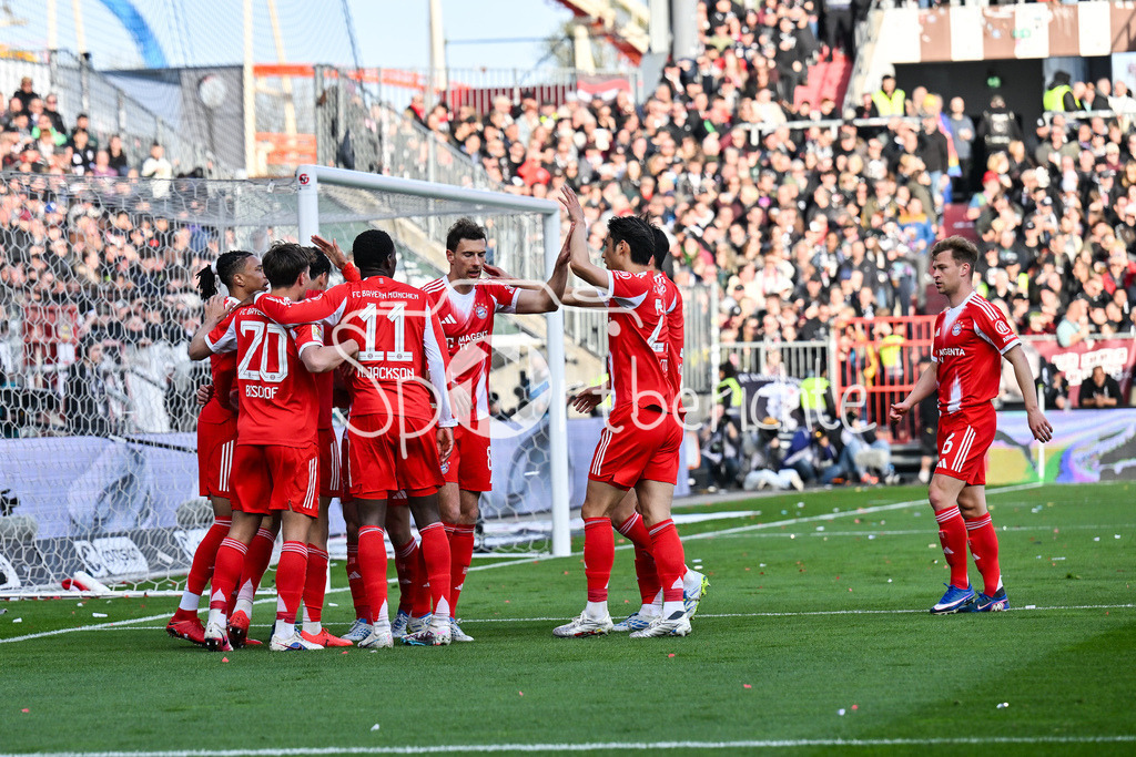 FC St. Pauli - FC Bayern München | ST. PAULI, DEUTSCHLAND - 11. APRIL: Jubel der Bayern nach dem Treffer zum 0-1 durch Jamal MUSIALA (FC Bayern Munich 10) / Tor / Torschuetze / Freude / Happy während dem Bundesligamatch zwischen dem FC St. Pauli und dem FC Bayern München am 29. Spieltag im Millerntor Stadion / DFL REGULATIONS PROHIBIT ANY USE OF PHOTOGRAPHS AS IMAGE SEQUENCES AND/OR QUASI-VIDEO