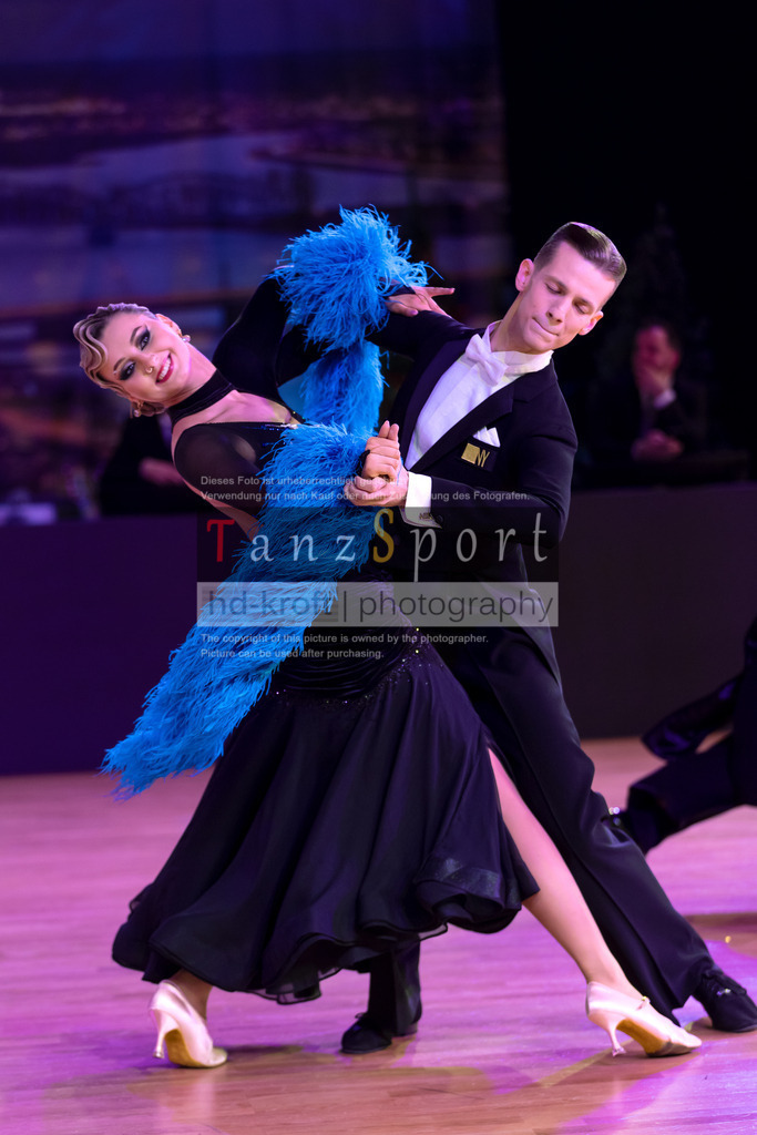 20241215_WDSF_Int_Open_Std-Riga-8704 | Tanzsportbilder, Standardtanz, Lateintanz, WDSF, DTV, LTVB, dancecomp, goc, hessen tanzt, blaues band der spree, walzer, tango, wiener walzer, slowfox, quickstepp, samba, rumba, cha-cha-cha, paso doble. jive, hd-kroft photography, turniertanzsport