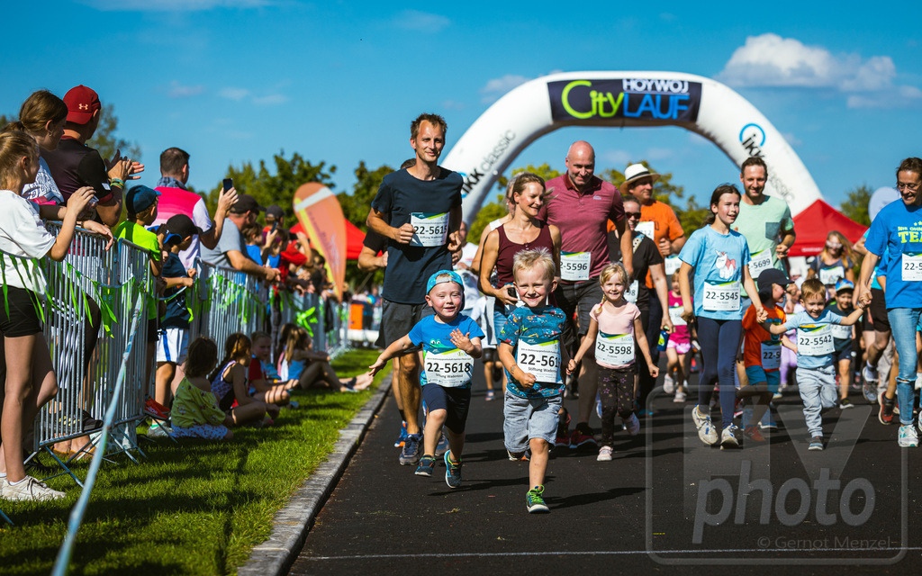 16. Hoywoj-CityLauf im Sportforum Hoyerswerda - 16.09.2023 | 555m Wohnungsgesellschaft-Familien-Flitzer-Lauf - Realisiert mit Pictrs.com