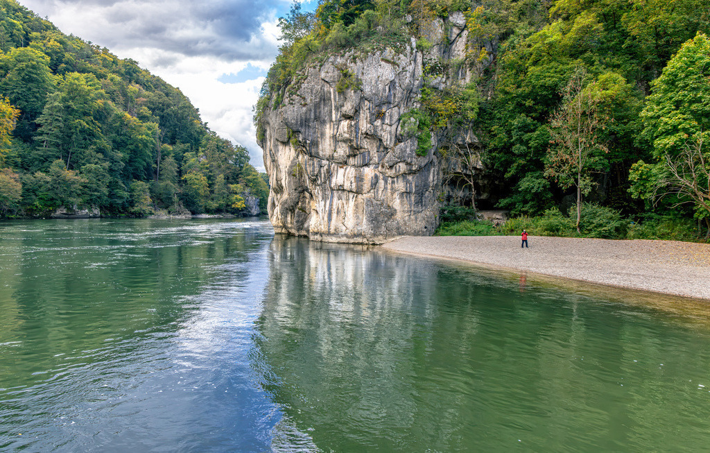 Der Donaudurchbruch im Naturschutzgebiet Weltenburger Enge,Niederbayern | Das Bild zeigt den eindrucksvollen Donaudurchbruch (Naturschutzgebiet Weltenburger Enge) in Niederbayern zwischen Kelheim und dem Kloster Weltenburg. Hier bahnt sich die Donau ihren Weg durch bis zu 70 Meter hohe Kalksteinfelsen.Zwischen Kelheim und dem Kloster Weltenburg im Naturpark Altmühltal, Bayern.Die etwa 5,5 Kilometer lange Engstelle gehört zu den schönsten Geotopen und Naturlandschaften Deutschlands. - Realisiert mit Pictrs.com