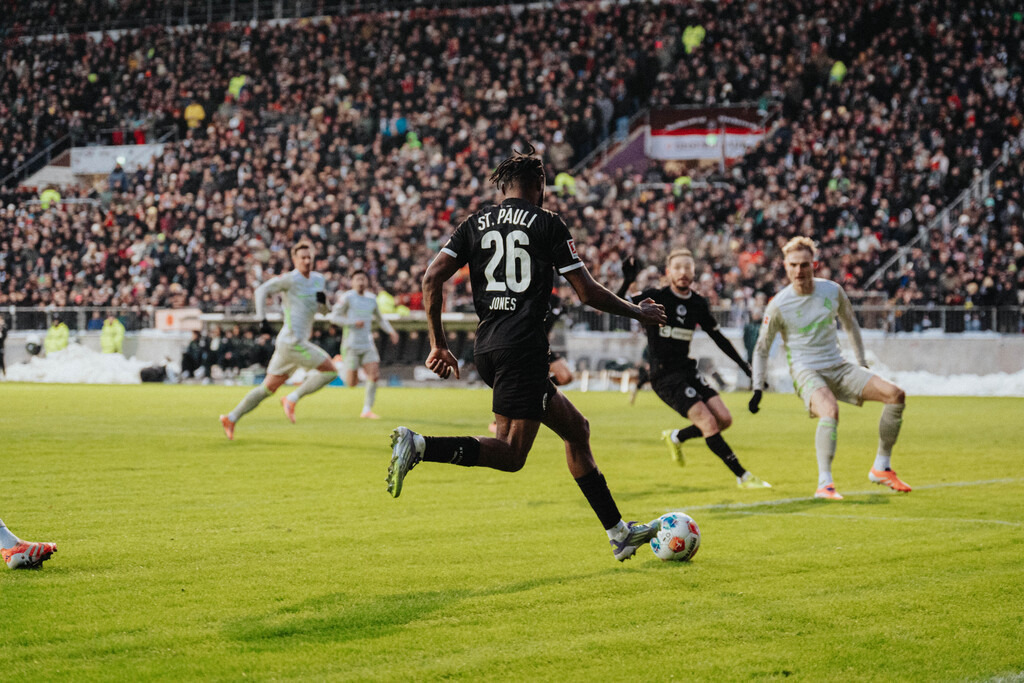 FCS04993 | Der offizielle Shop für FC St. Pauli Fotos. Wähle aus Spielszenen & Fanmomenten dein FCSP Wunschformat. Wir liefern Millerntor-Atmosphäre.