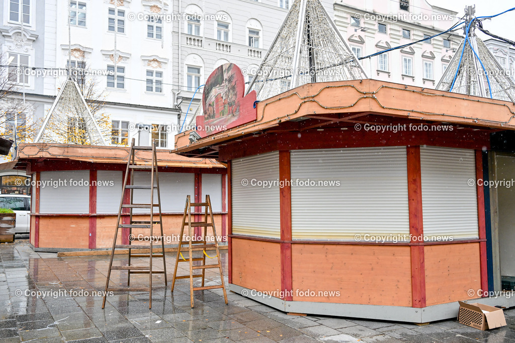 Christkindlmarkt_ Hauptplatz Linz_ Aufbau_ 13.11.2023-6 | 13.11.2023, Linz, AUT, Christkindlmarkt, Hauptplatz Linz, Weihnachtsdekoration, im Bild Christkindlmarkt, Hauptplatz Linz, Huetten, Standln, Aufbauarbeiten, Einraeumen, Vorbereitung
