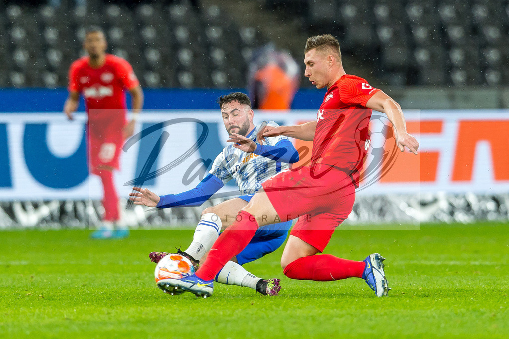 BSCRBL20220220_043 | Fussball, Herren: Marco Richter (Hertha BSC) und Willi Orban (RB Leipzig) im Zweikampf bei dem Spiel der 1. Bundesliga zwischen Hertha BSC und RB Leipzig im Olypiastadion am 20.02.2022 in Berlin, Deutschland.DFB / DFL REGULATIONS PROHIBIT ANY USE OF PHOTOGRAPHS AS IMAGE SEQUENCES AND/OR QUASI-VIDEO. - Realisiert mit Pictrs.com