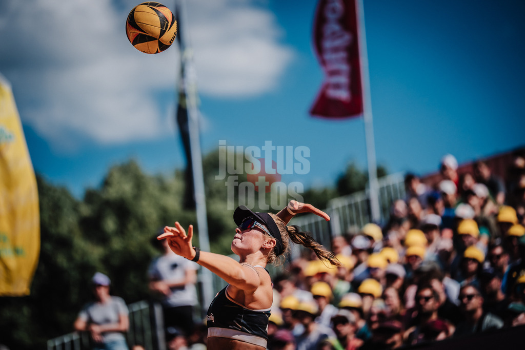 Beachvolleyball | Frauen | Allianz German Beach Tour 2025 | Tourstop München | 13.07.2025 | Aufschlag von Lea Kunst