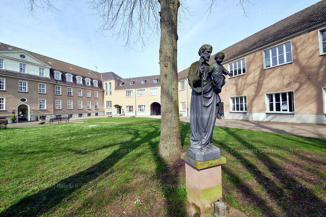 Knechtsteden/Innenhof | High End Portraits. Einzelportrait Paarportrait Gruppenportrait Künstlerportrait Bandportzait Bühnenfotografie Fashion Lifestyle Urbanlife  - Realisiert mit Pictrs.com