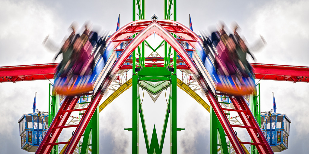 Wilde Maus XXL | Das Fahrgeschäft Wilde Maus XXL ist eine Achterbahn, die hier zum Teil dynamisch verwischt auf dem Hamburger Dom aufgenommen wurde. — Das Bild wurde horizontal gespiegelt. - Realisiert mit Pictrs.com