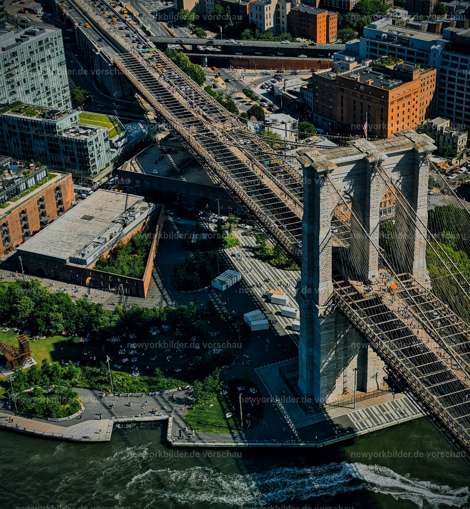 NYC-Selection (10) | Brooklyn ist einer der faszinierendsten Stadtteile New Yorks – und aus der Luft zeigt er seine ganze Schönheit. Der Blick umfasst die majestätische Brooklyn Bridge, das charmante Viertel Dumbo und das berühmte "Jane's Carousel", das direkt am East River liegt. Diese Perspektive offenbart die perfekte Mischung aus Geschichte, Architektur und urbanem Lifestyle. Für Fotografen und Reisende ist dieser Moment ein Traum: die ikonische Brücke, die lebendige Atmosphäre von Dumbo und die Skyline im Hintergrund machen dieses Bild zu einem echten Highlight. 