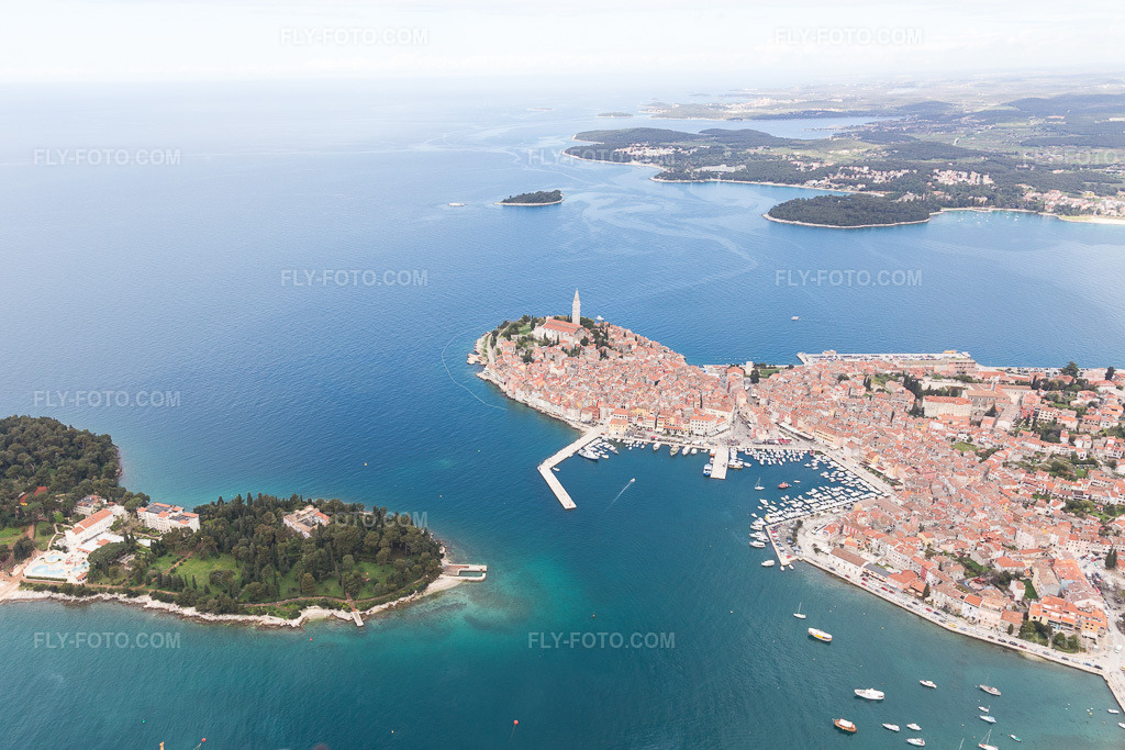 Aerial view: View of the town in Rovinj in the state Gespanschaft Istrien, Croatia. – Photo: IMG_105987.jpg taken on 04/13/2018 by Werner Riehm/FLY-FOTO.com – Resolution of the original: 4900 x 3267 px