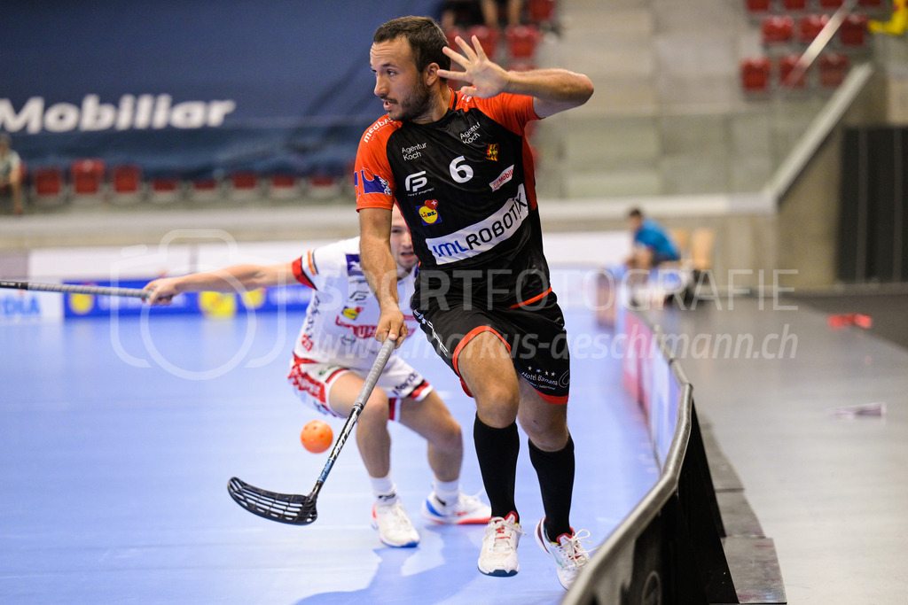 HC Rychenberg vs. Floorball Köniz - 28. August 2022 | HC Rychenberg vs. Floorball Köniz
AXA Arena, Winterthur
Sämi Gutknecht (#6 HC Rychenberg) sticht durch.
Bild: Sportfotografie Markus Aeschimann | www.markus-aeschimann.ch - Realisiert mit Pictrs.com