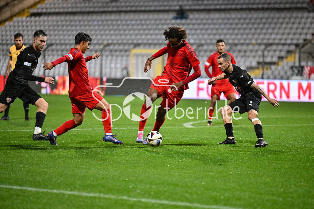 FC Bayern Amateure - TSV Buchbach | Im Duell Jonah KUSI-ASARE (FC Bayern München II #9) und Sascha HINGERL (TSV Buchbach #19) / Zweikampf / Regionalliga Bayern: FC Bayern München II - TSV Buchbach, Gruenwalder Stadion am 27.09.2024
