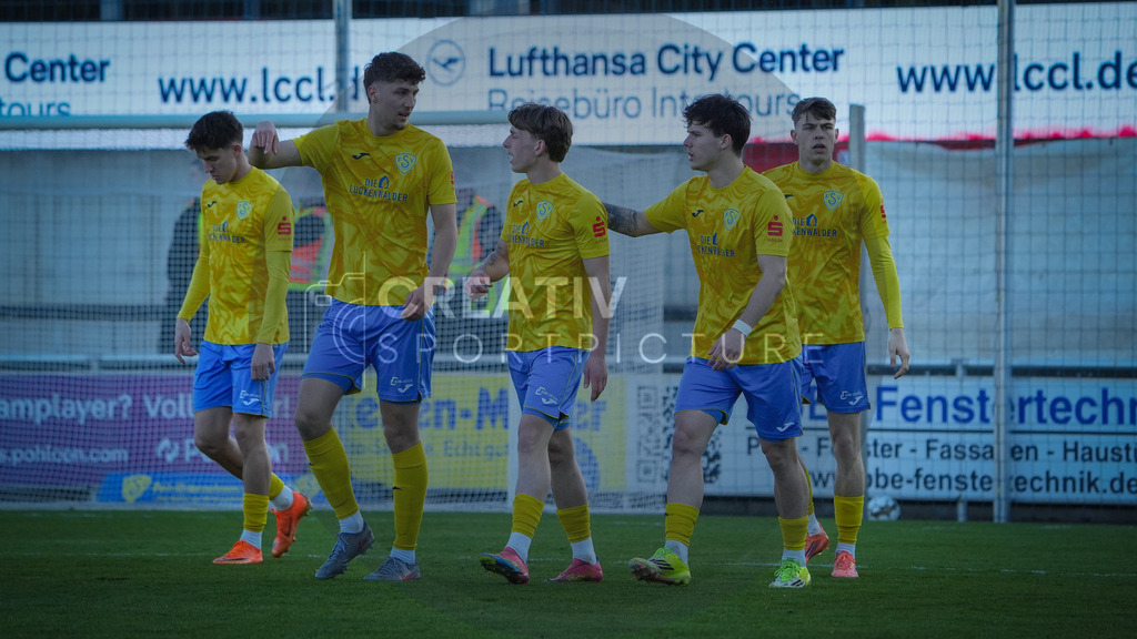 Fußball, Herren, Saison 2025/2026, Regionalliga Nordost, 22. Spieltag, FSV 63 Luckenwalde vs. Hallescher FC, Dienstag 07.04.2026, Werner-Seelenbinder-Stadion Luckenwalde, | Fußball, Herren, Saison 2025/2026, Regionalliga Nordost, 22. Spieltag, FSV 63 Luckenwalde vs. Hallescher FC, Dienstag 07.04.2026, Werner-Seelenbinder-Stadion Luckenwalde, Im Bild: Jubel beim FSV 63 Luckenwalde über den Treffer zum 1:1-Ausgleich. - Realisiert mit Pictrs.com