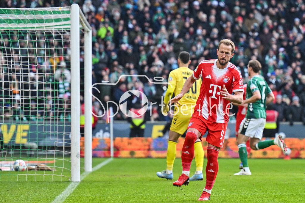 SV Werder Bremen - FC Bayern München | BREMEN, GERMANY - 14. FEBRUARY: Jubel der Bayern nach dem Treffer zum 0-1 durch Harry KANE (FC Bayern Munich 9) / Elfmeter Tor / Torschuetze / Freude / Happy während dem Bundesligamatch zwischen dem SV Werder Bremen und dem FC Bayern München am 22. Spieltag im Weserstadion / DFL REGULATIONS PROHIBIT ANY USE OF PHOTOGRAPHS AS IMAGE SEQUENCES AND/OR QUASI-VIDEO