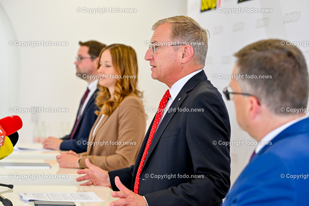 Pressekonferenz OeVP Oberoesterreich_ OOeVP-Kandidatenteam für die Nationalratswahl 2024_ 01.07.2024-27 | 01.07.2024, Linz, AUT, Pressekonferenz OeVP Oberoesterreich, OOeVP-Kandidatenteam für die Nationalratswahl - Stark fuer Oberoesterreichs Interessen, im Bild Florian Hiegelsberger (VP, Parteimanager OoeVP), Claudia Plakolm (VP, Staatssekretaerin im Bundeskanzleramt fuer Jugendangelegenheiten und Zivildienstagenden), LH Thomas Stelzer (VP, Landeshauptmann Ooe), August Woeginger (VP, Klubobmann OeVP Parlamentsklub) 
