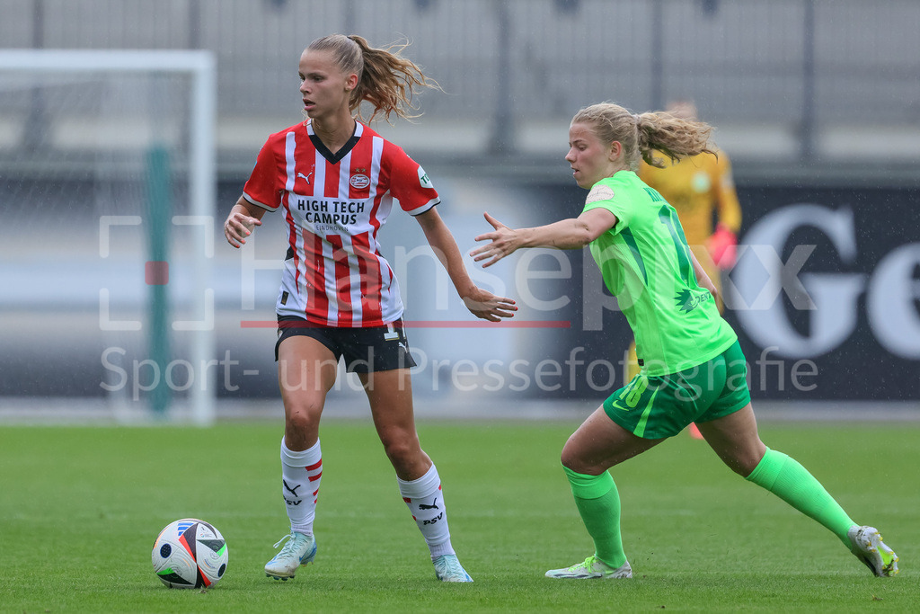 Fussball, Testspiel Frauen, VfL Wolfsburg - PSV Eindhoven | v.li.: Lore Jacobs (PSV Eindhoven, 17) und Justine Kielland (VfL Wolfsburg, 18) im Zweikampf, Duell, Dynamik, Aktion, Action, Spielszene