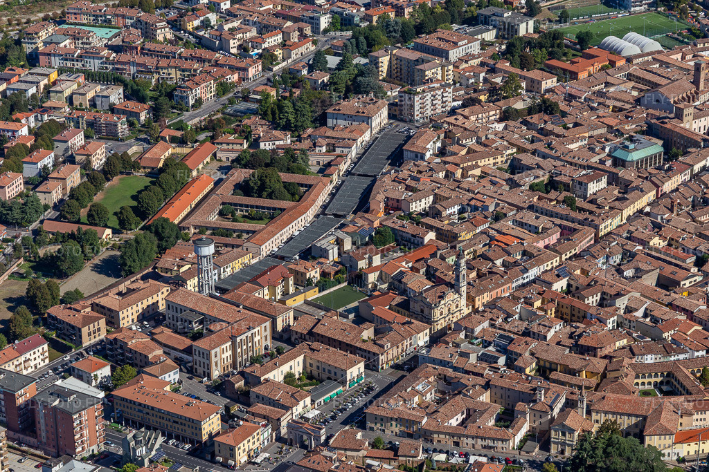 Vue aérienne: Marché Coperto, Via Giuseppe Verdi à Crema dans le département Cremona, Italie. Photo: IMG_134415.jpg prise le 18/09/2022 par Werner Riehm/FLY-FOTO.euRésolution de l'original: 5424 x 3616 px