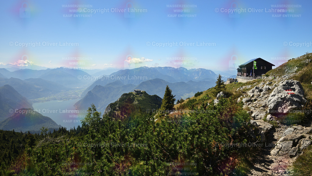 Auf dem Weg zur Gmundner Hütte | Panorama Bild vom Traunstein Wanderweg auf die Gmundner Hütte die umliegende Berglandschaft und dem Traunsee im Tal.