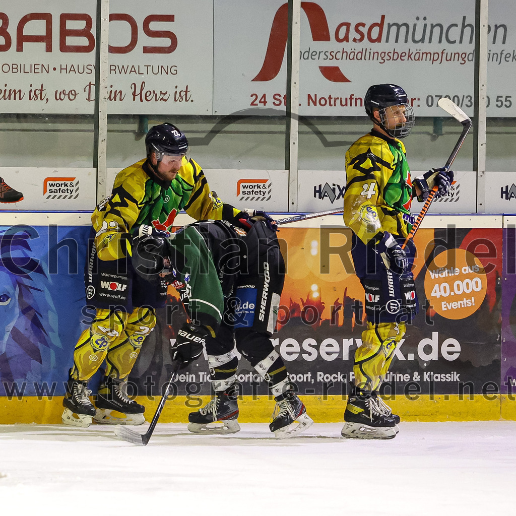 2022-12-16_054_TSV_Erding_gegen_EC_Pfaffenhofen | Erding, Deutschland, 16.12.2022:
Eishockey, Bayernliga 2022 / 2023, 21. Spieltag, TSV Erding gegen EC Pfaffenhofen, Endergebnis: 14:1

Fabian Eder (EC Pfaffenhofen, #22), Erik Modlmayr (Erding Gladiators, #21), Quirin Oexler (EC Pfaffenhofen, #4)

Foto: Christian Riedel / fotografie-riedel.net