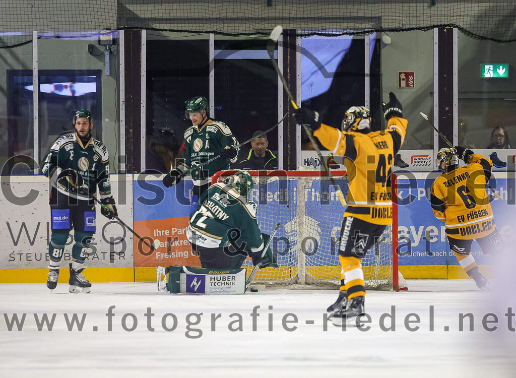 2025-11-02_122_TSV_Erding_gegen_EV_Fuessen | Erding, Deutschland, 02.11.2025:Eishockey, Oberliga Süd 2025 / 2026, 15. Spieltag, TSV Erding gegen EV Füssen, Endergebnis: 2:6Maximilian Forster (Erding Gladiators, #81), Elia Ostwald (Erding Gladiators, #17), Torwart David Zabolotny (Erding Gladiators, #72), Moritz Nerb (EV Füssen, #42), Ondrej Zelenka (EV Füssen, #6)Foto: Christian Riedel / fotografie-riedel.net