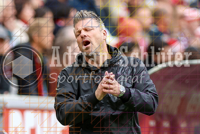 1. FC Köln vs FC Augsburg - 1. Bundesliga  | Köln, Deutschland, 18.10.25:   Trainer Lukas Kwasniok  gestikuliert, Gestik waehrend des Spiels der 1. Bundesliga zwischen  1. FC Köln vs FC Augsburg im RheinEnergieStadion(Foto von Brauer-Fotoagentur / Adrian Schlueter)