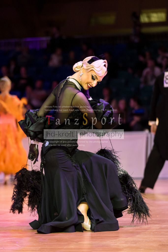 20241215_WDSF_Int_Open_Std-Riga-9102 | Tanzsportbilder, Standardtanz, Lateintanz, WDSF, DTV, LTVB, dancecomp, goc, hessen tanzt, blaues band der spree, walzer, tango, wiener walzer, slowfox, quickstepp, samba, rumba, cha-cha-cha, paso doble. jive, hd-kroft photography, turniertanzsport