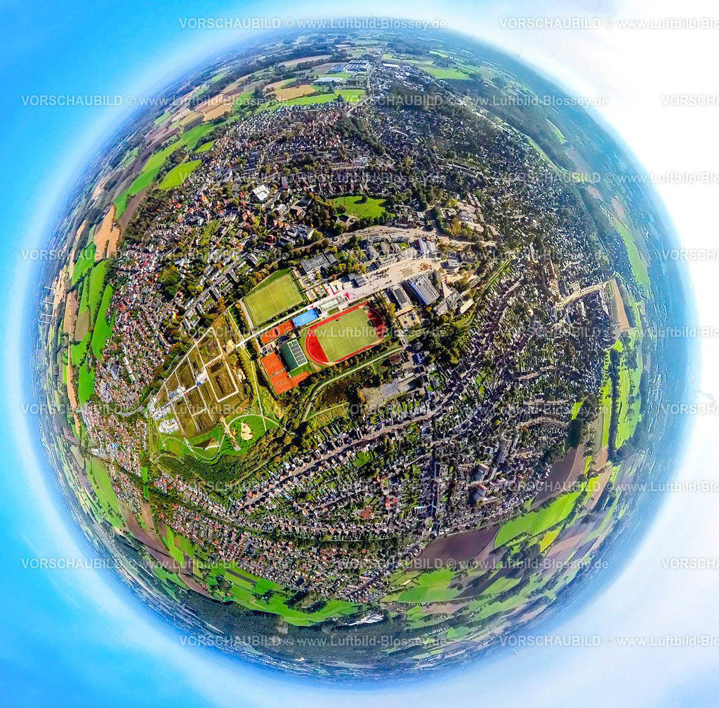 Selm241190531 | Luftbild, Sportzentrum mit Fußballstadion Sparkassen Arena, Campusplatz Süd mit Stauferstele und Auenpark Baugelände für neues Wohngebiet, Erdkugel, Fisheye Aufnahme, Fischaugen Aufnahme, 360 Grad Aufnahme, tiny world, little planet, fisheye Bild, , Selm, Ruhrgebiet, Nordrhein-Westfalen, Deutschland