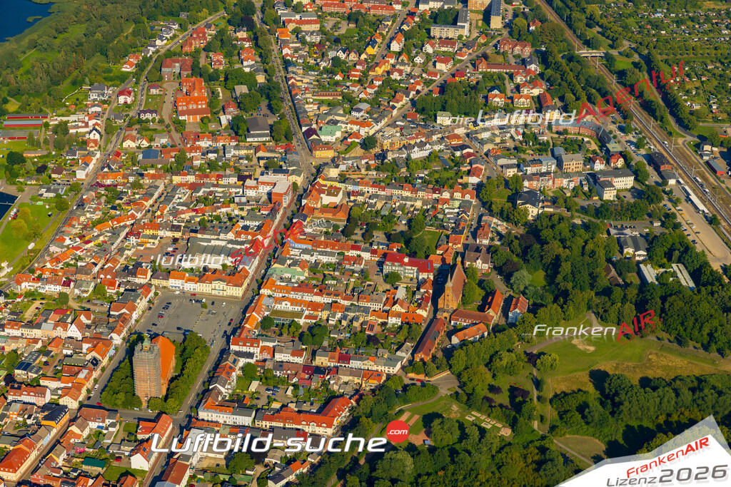 Luftaufnahme Ribnitz Zentrum Ribnitz-Damgarten - Die Luftaufnahme wurde 2025 vom UL-Flugzeug heraus erstellt ( ohne Drohne ) - Hochauflösende Luftaufnahme - für professionelle Ausdrucke geeignet. Die Geschenkidee !Mit Lizenz und Bildrechte bestellbar