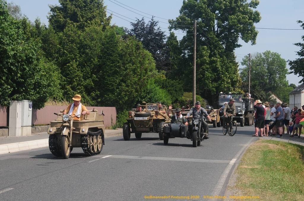 Geißmannsdorf-2026-Festumzug-122 | Festumzug in Geißmannsdorf bei Bischofswerda im Juni 2026. Fotografische Eindrücke und Momentaufnahmen vom Festumzug anläßlich des 800-jährigen Bestehens von Geißmannsdorf - mit Teilnehmern und Gästen, Strohpuppen und geschmückten Vorgärten und Grundstücken - Realisiert mit Pictrs.com